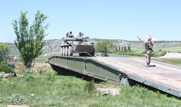 Un Centauro pasa sobre el Dornier en el ejercicio