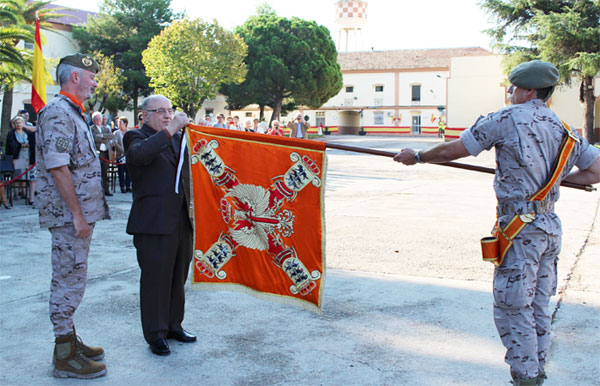 Imposición de la corbata al guión del Regimiento