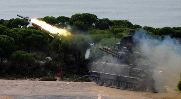 Lanzamiento de uno de los misiles Roland