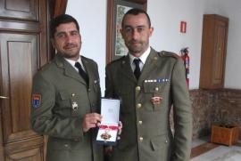 El cabo Alexis F.  muestra la medalla