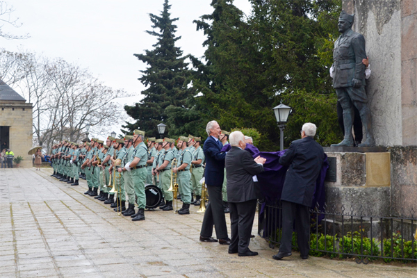 Descubrimiento de la escultura durante el acto