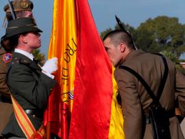 Alumno besa la Bandera en Cádiz