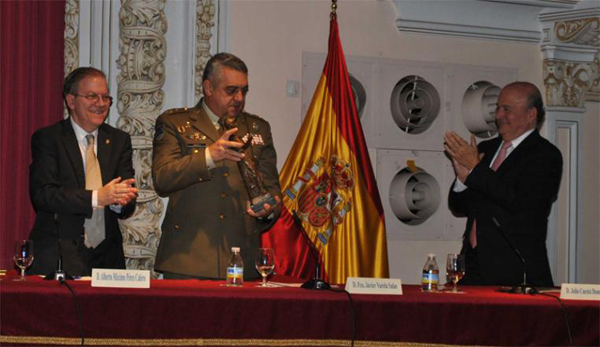 El teniente general recoge el premio