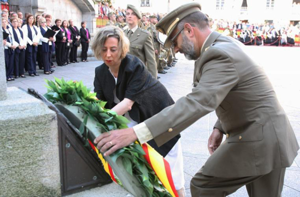 Ofrenda de una corona en el cruceiro 