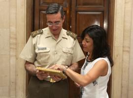 El JEME recibe un recuerdo traído de Líbano