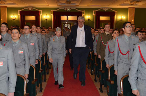 Fernando Romay se dirige a impartir la conferencia