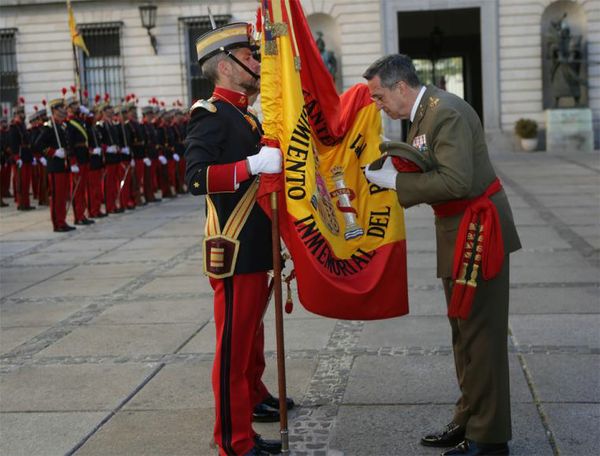 El general de ejército se despide de la Bandera 