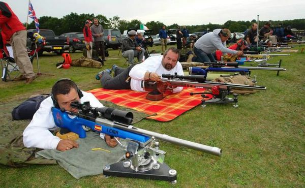 En primer término, el cabo 1&ordm; Lema con su rifle