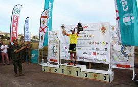 El JEME felicita al ganador de la prueba El JEME felicita al ganador de la prueba