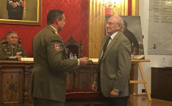 El director de la Academia recibe el sable
