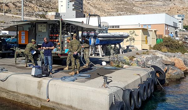 Trabajo con la potabilizadora en el puerto