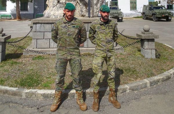 El sargento y el soldado en su unidad El sargento y el soldado en su unidad
