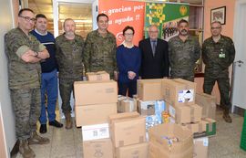 Autoridades presentes en la entrega de alimentos
