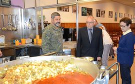 El general Sánchez en la visita a la cocina