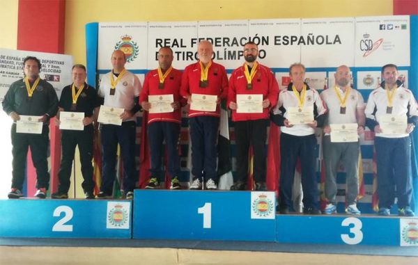 El equipo del ET en lo alto del podio