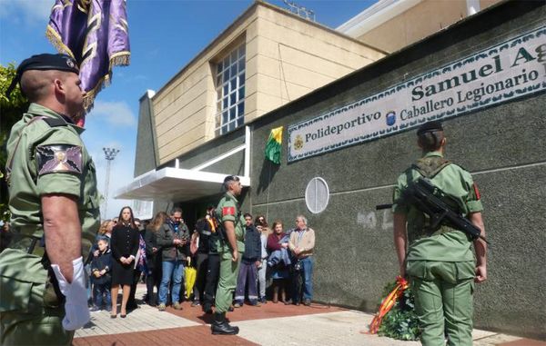 En el acto se descubrió el nuevo azulejo