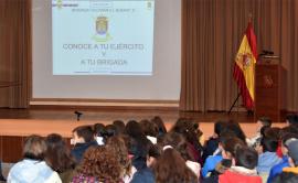 Conferencia a los alumnos en base cordobesa Conferencia a los alumnos en base cordobesa