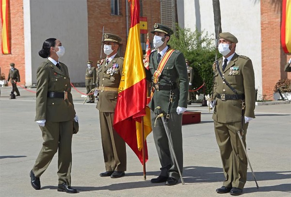 Aspirantes a reservista voluntario juran Bandera en el acuartelamiento 'Camposoto'