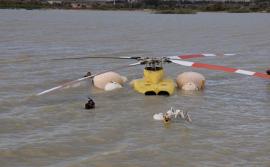 El helicóptero cayó en una balsa de agua