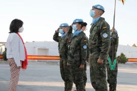 Militares españoles saludan a la ministra