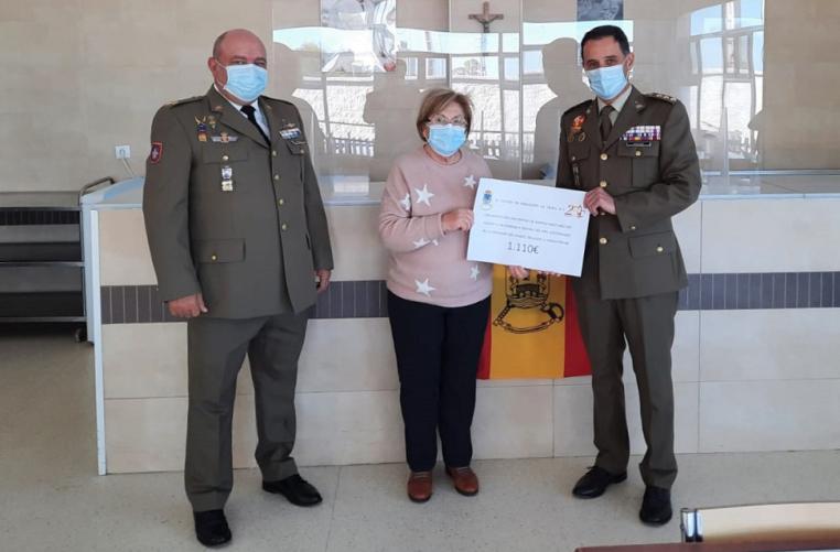 Entrega de la donación a la asociación benéfica