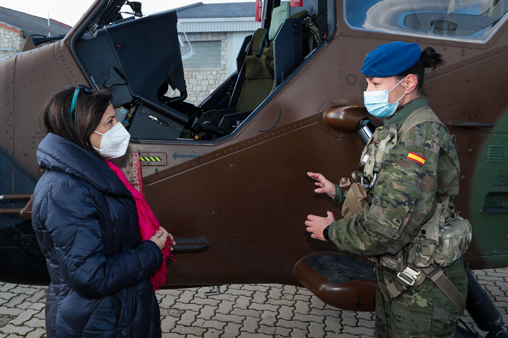 La ministra recibe información sobre el Tigre 