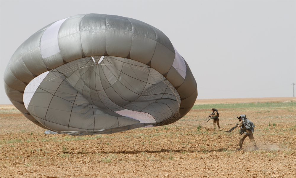 Recogida de paracaídas tras un lanzamiento
