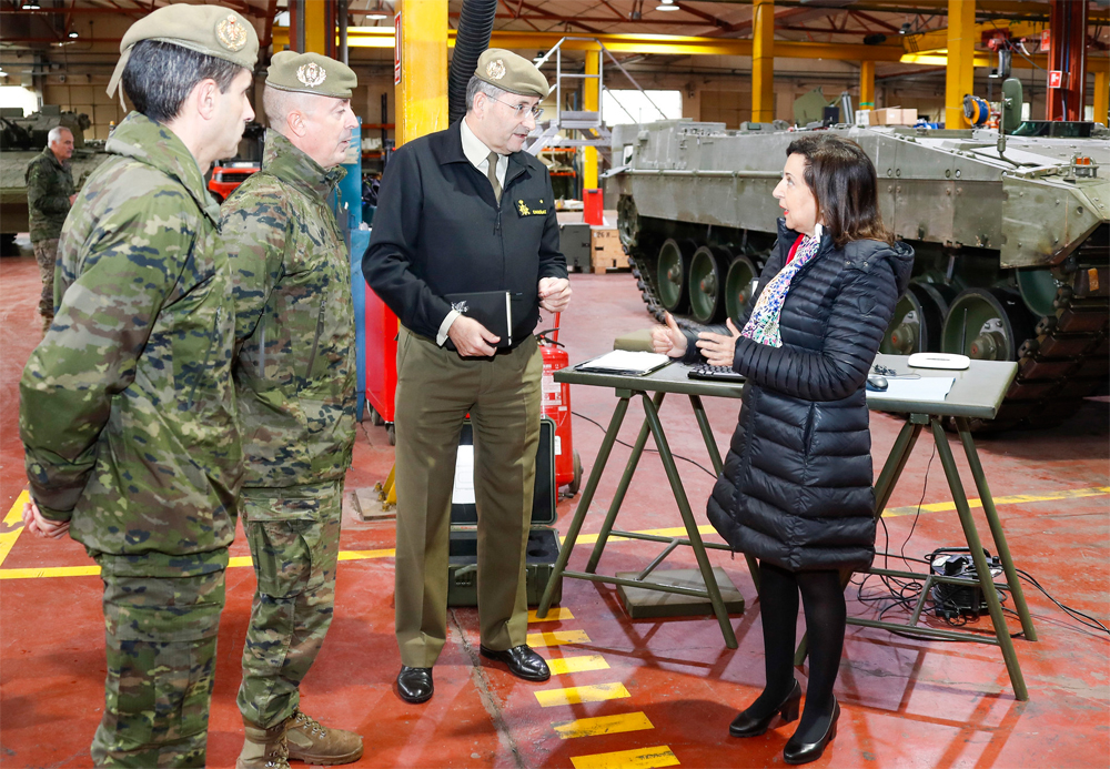La ministra y el JEME visitan el Parque y Centro de Mantenimiento de Sistemas Acorazados nº 1 y el Laboratorio Central del Ejército