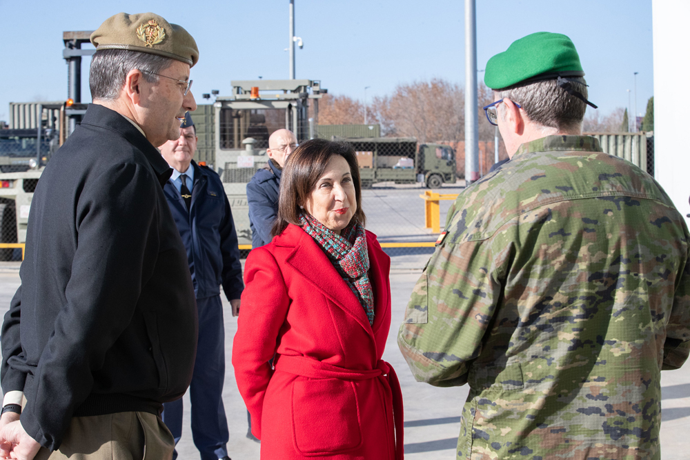 La ministra de Defensa visita junto al JEME el Grupo de Apoyo a la Proyección