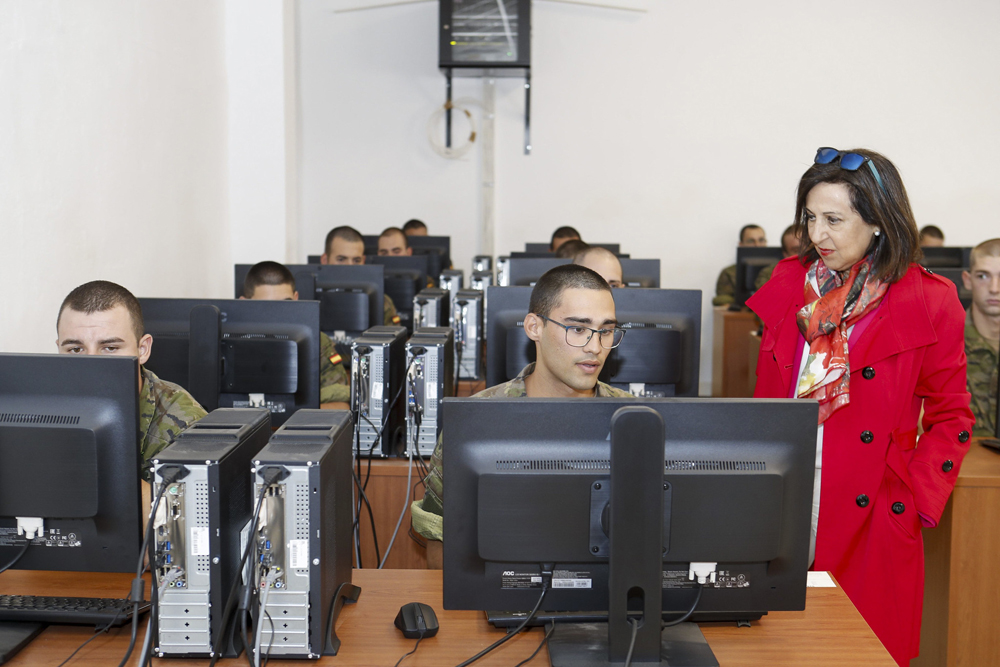 La ministra ha visitado las aulas de enseñanza 