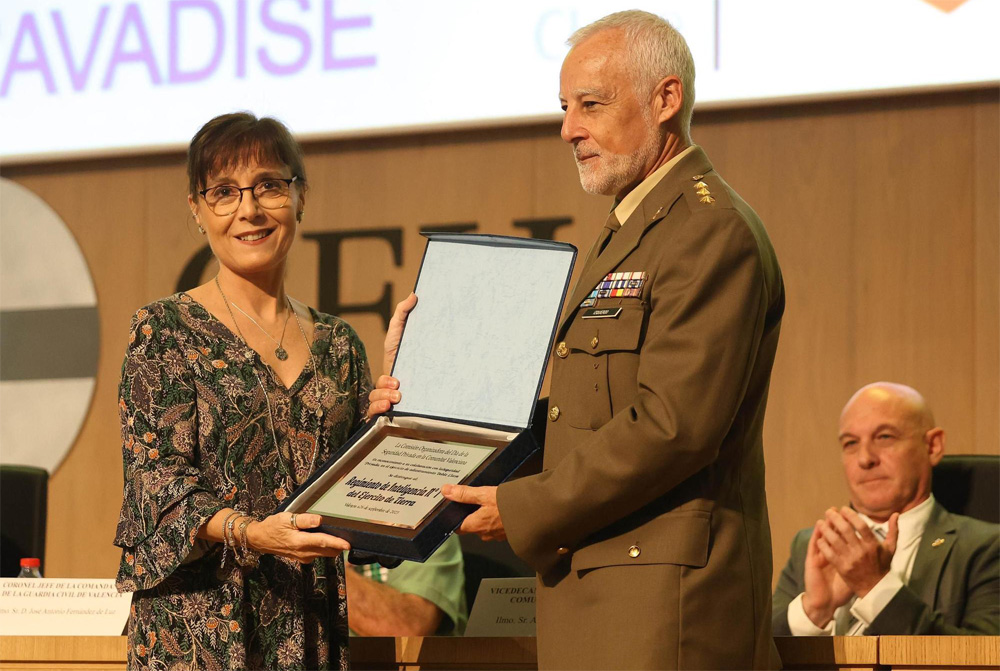 El jefe del RINT se encargó de recoger el premio