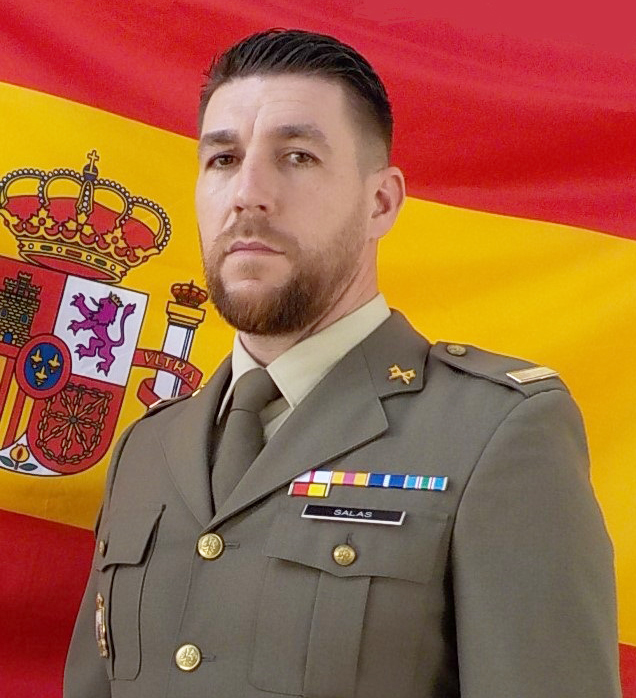 Un cabo 1º del Regimiento 'Alcántara' nº 10 salva la vida a un hombre en Melilla