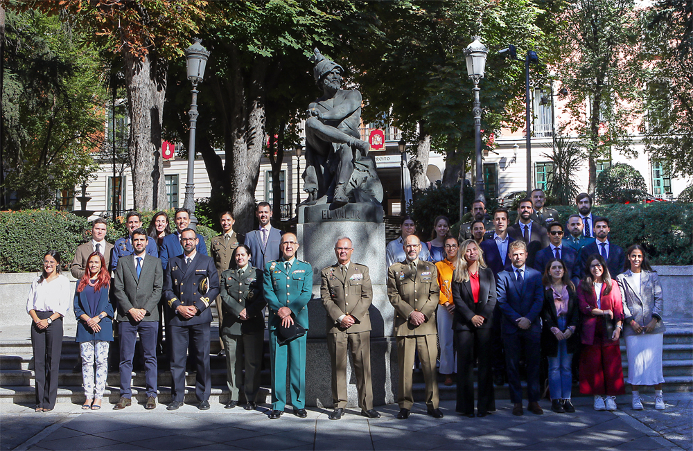 Visita del Curso de Defensa Nacional para Jóvenes al Cuartel General del Ejército