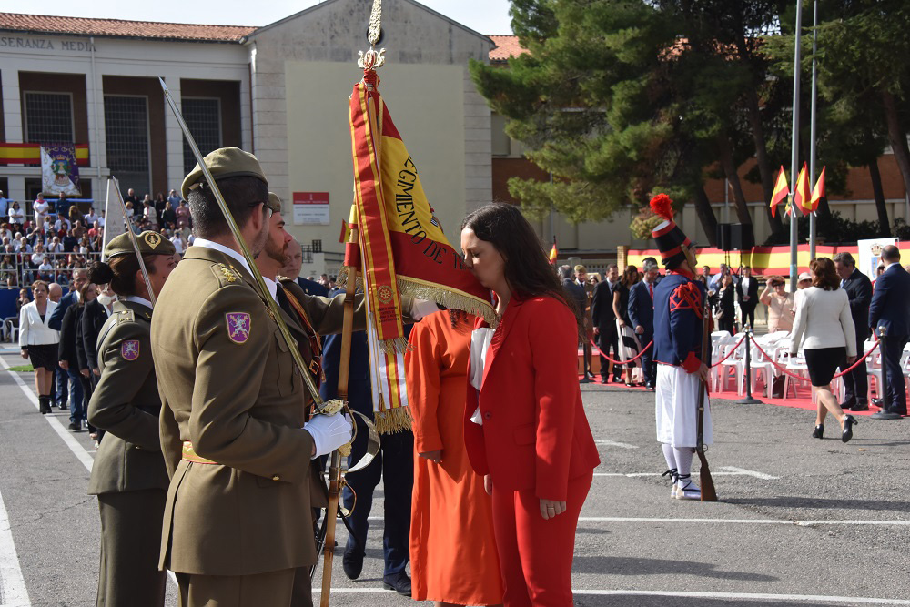 Éxito de convocatoria en la Jura de Bandera para personal civil de Requena