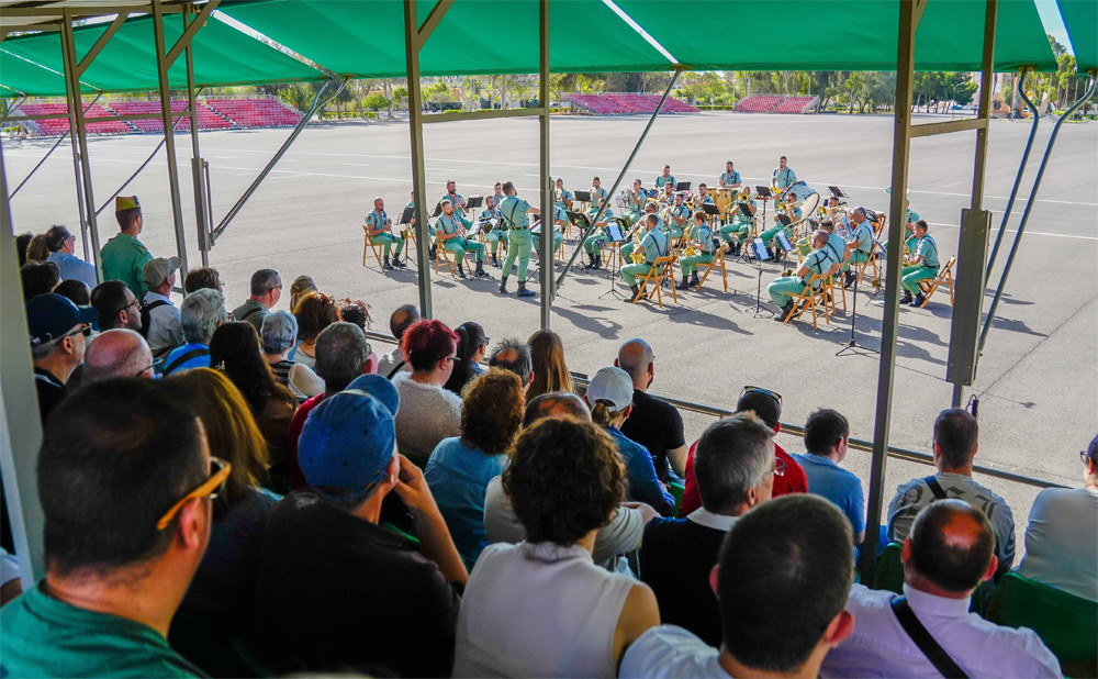 La Brigada 'Rey Alfonso XIII' II de la Legión recibe la visita de la ONCE