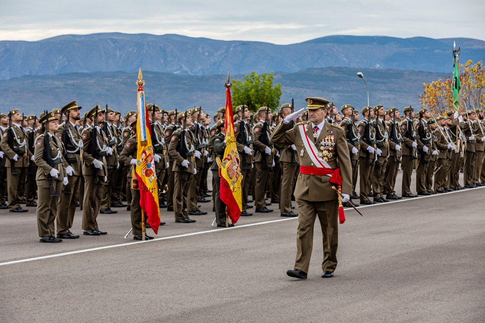 El JEME preside la Jura de Bandera de la L y LII promociones de la AGBS