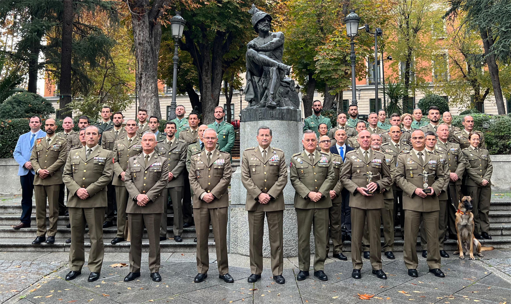 Autoridades y deportistas en la estatua "El Valor"