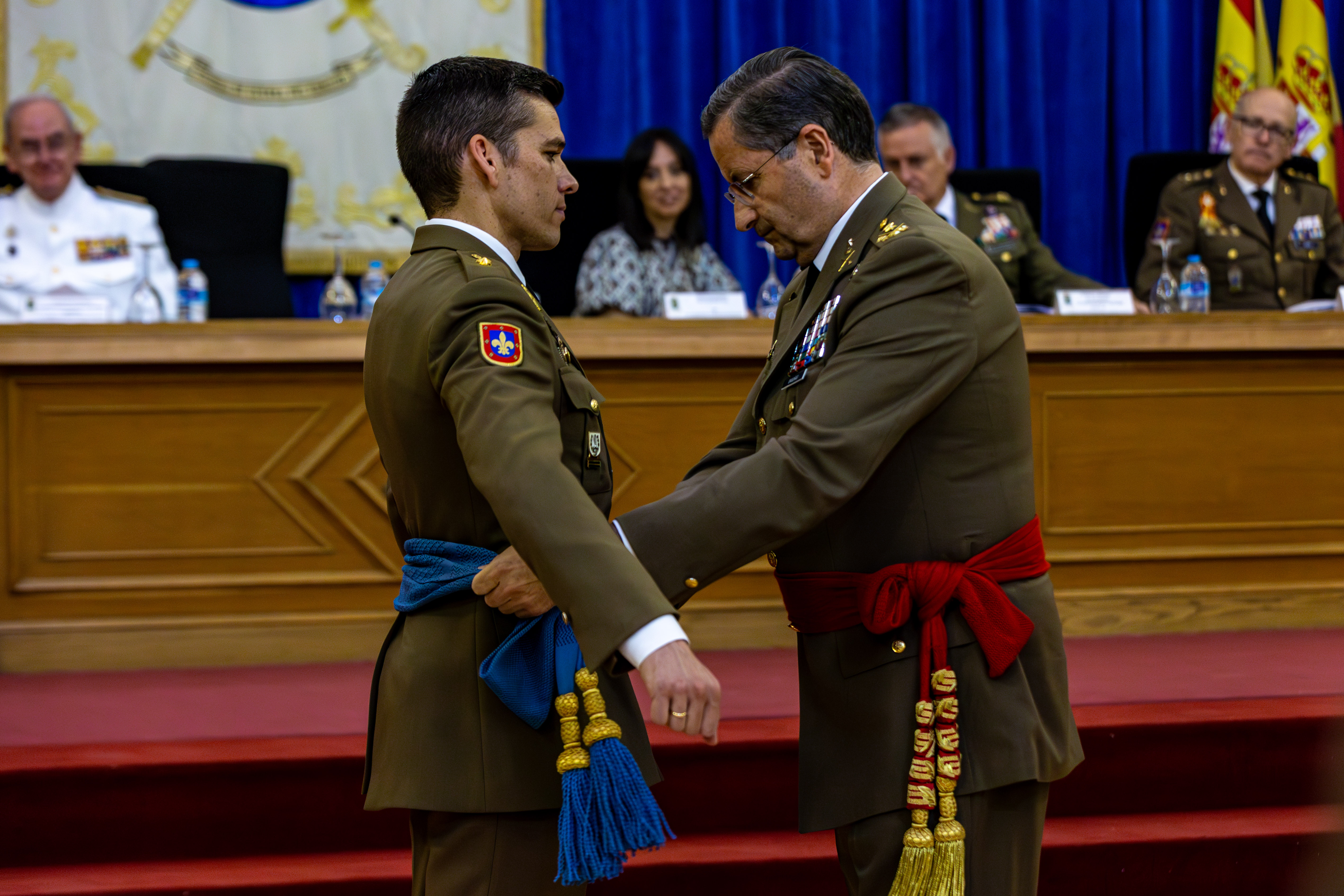 El JEME coloca la faja al número uno