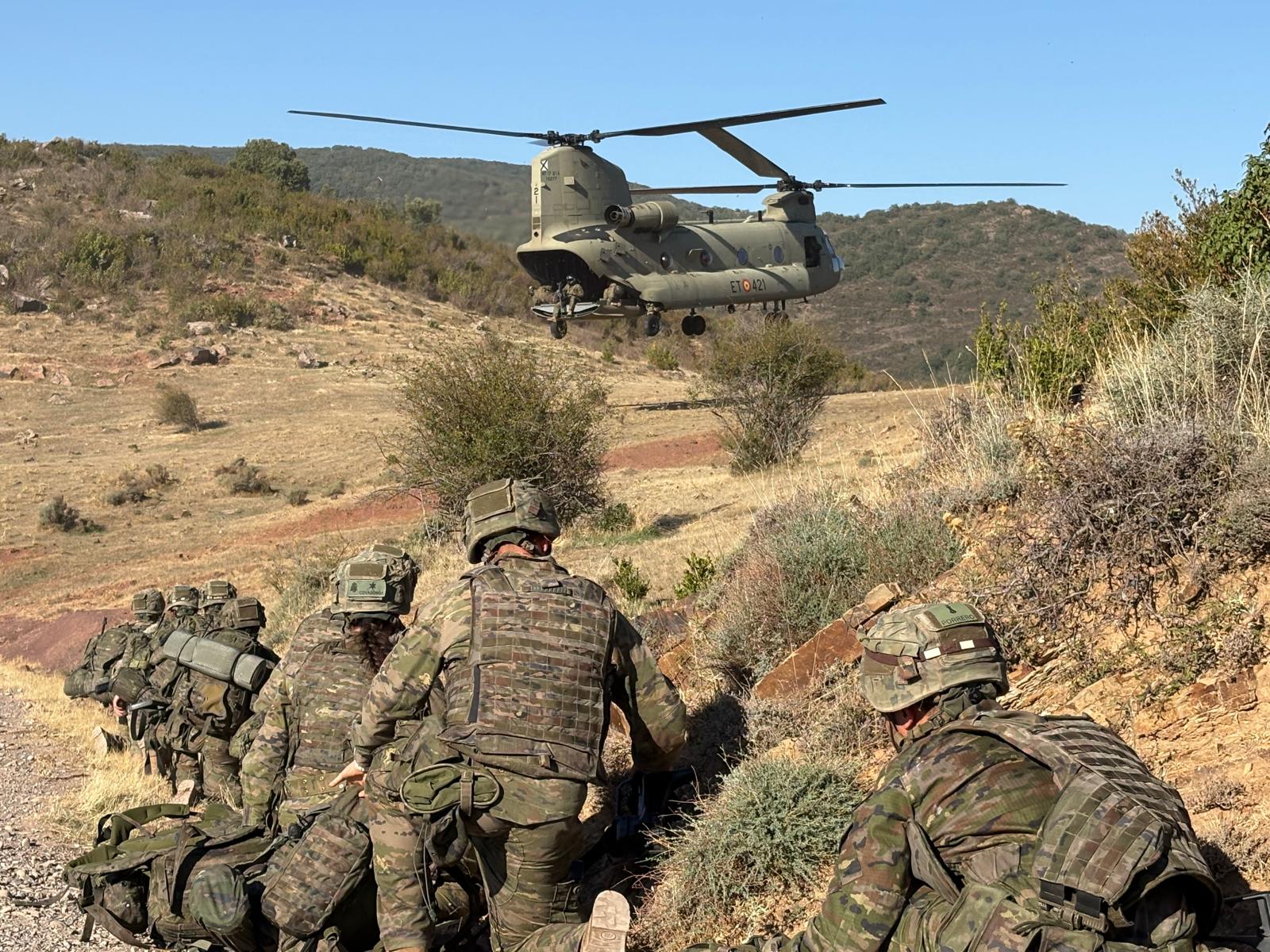Las Fuerzas Aeromóviles del Ejército de Tierra (FAMET) colaboran con la Academia General Militar (AGM) en la instrucción de los alféreces alumnos.