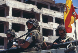 Patrula a su paso por el bulevar de Mostar