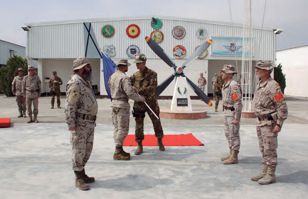 El general italiano Risi entrega la Bandera de la OTAN al jefe del nuevo Grupo Táctico &ldquo;Fuerteventura&rdquo;