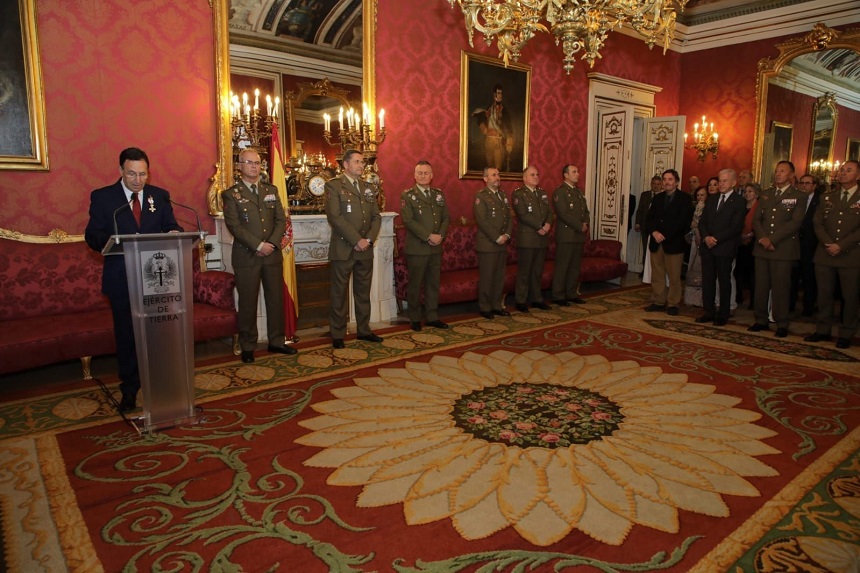 Acto imposición cruz con distintivo blanco