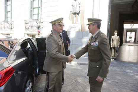El JEME saluda al general Ismaïl FATHALLI a su llegada