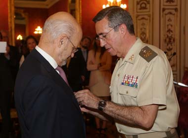 El JEME impone la  Cruz del Mérito Militar al Duque de Maqueda