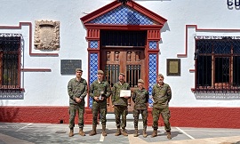 Los galardonados posando frente al Establecimiento Foso Almina con sus trofeos (Foto.: BON COMGECEU)