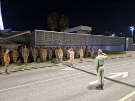 Jefe del contingente dando novedades.