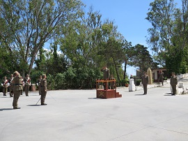 El Comandante General de Ceuta recibiendo novedades del coronel jefe del RAMIX30. 