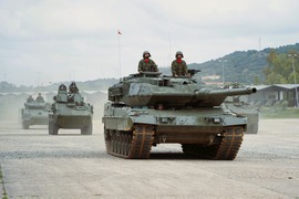 Desfile mecanizado encabezado por un  Leopardo 2E.