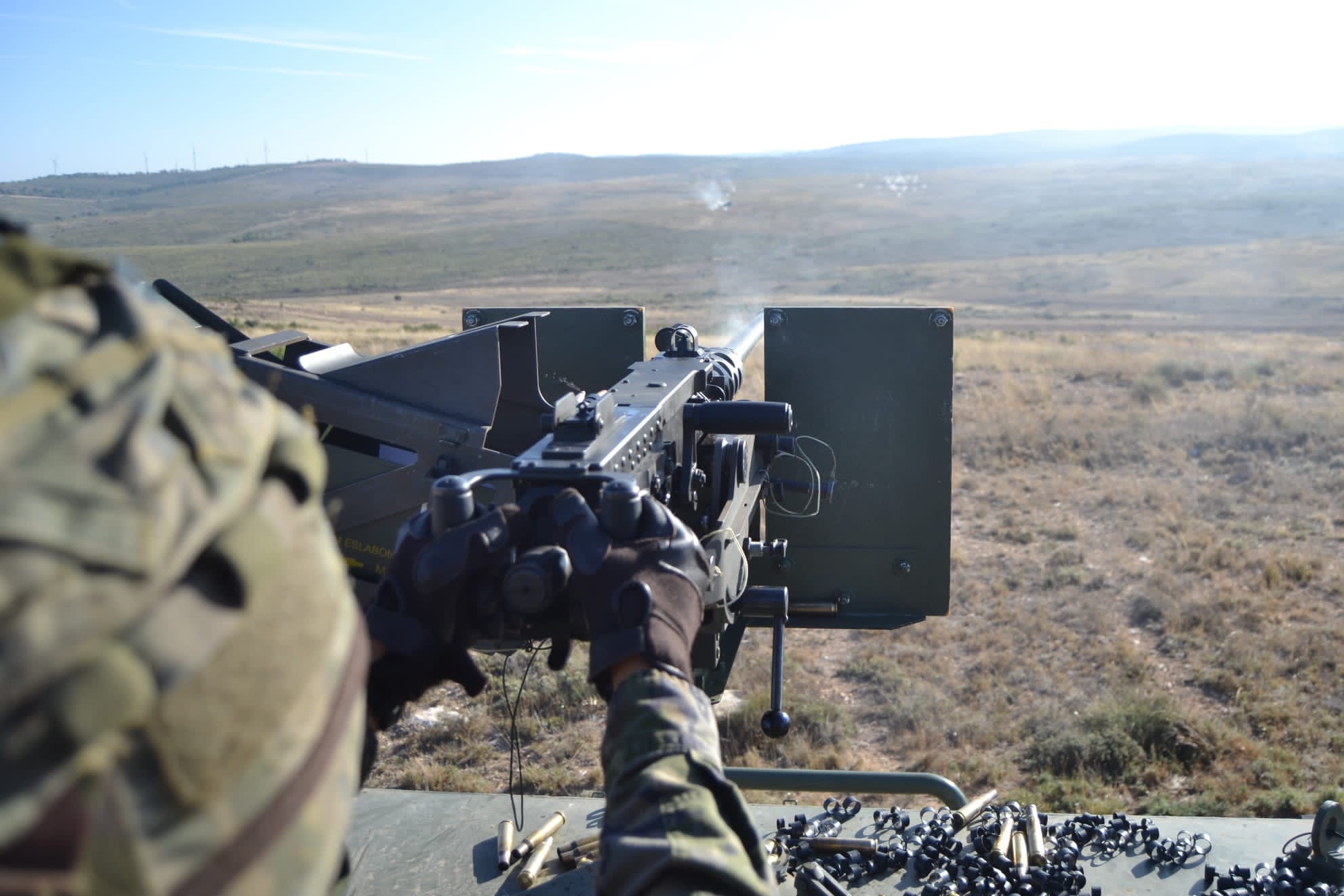 AMETRALLADORA PESADA BROWNING BATIENDO UNA ZONA