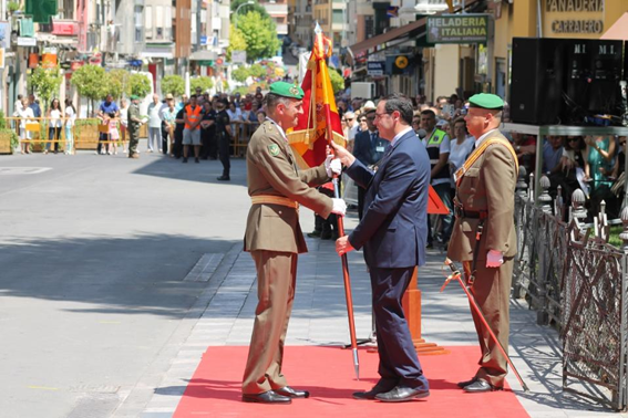 Coronel recibe estandarte en Cuenca